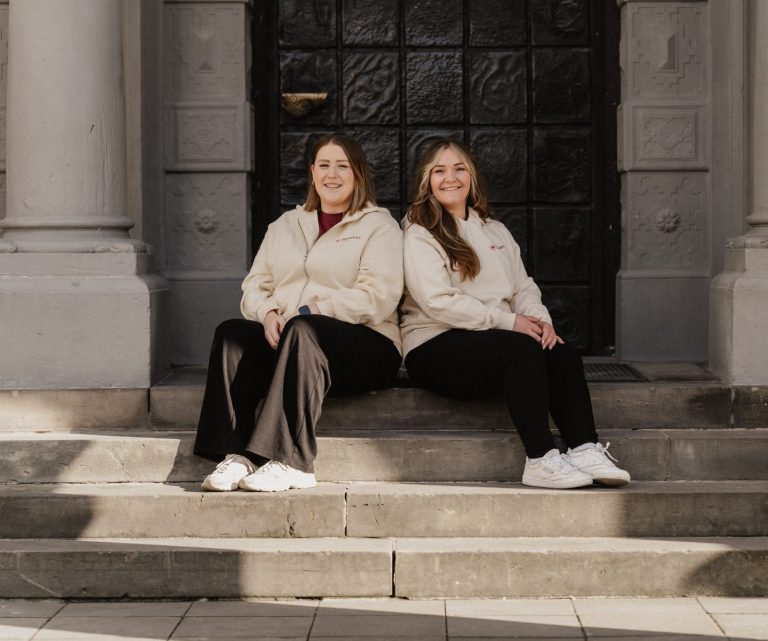 Gründerin und Stellvertreterin gemeinsam auf der Treppe